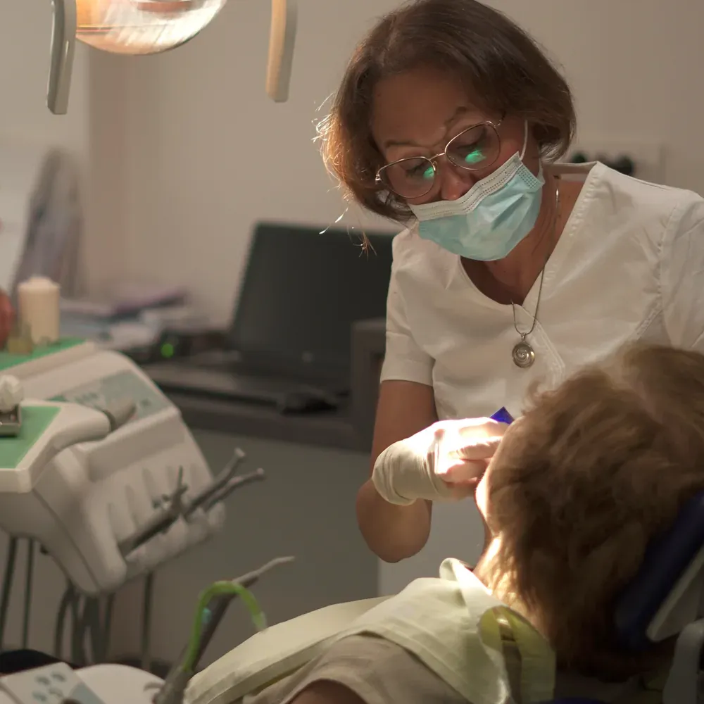 Dr Ivana Stefanović Aleksić tokom intervencije, izbliza